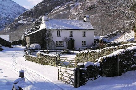 YEW TREE FARM, pet friendly, with hot tub in Coniston