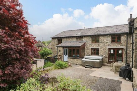 DRAGONSFELL, pet friendly, with hot tub in Kendal