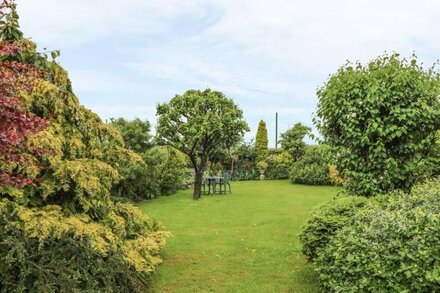 THE GRANARY, romantic, character holiday cottage in Spofforth