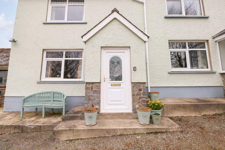 THE COTTAGE, family friendly, with a garden in Narberth