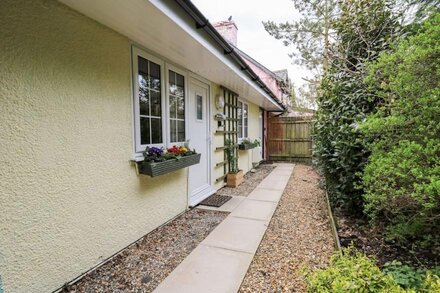 PRIMROSE COTTAGE, pet friendly, with a garden in Crossgates