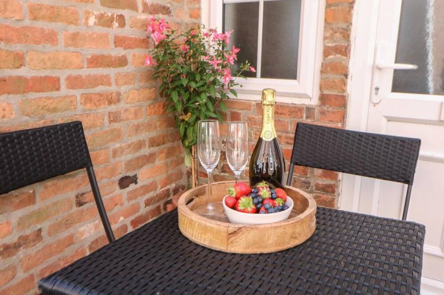 MIDDLE COTTAGE, romantic, luxury holiday cottage in Ashbourne