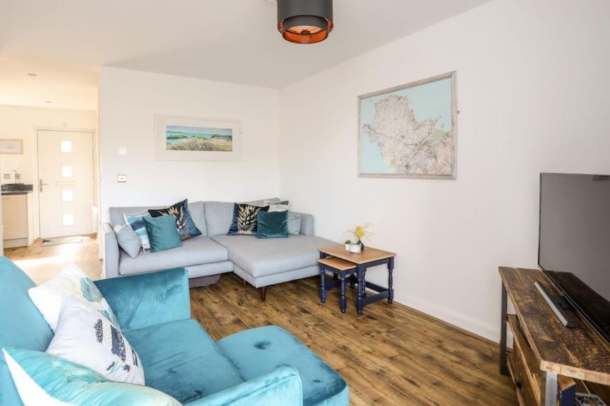 Y TY PREN, with a garden in Benllech