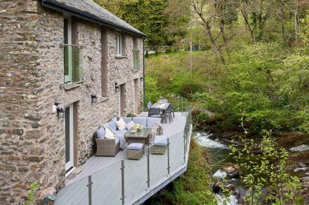 THE OLD WATER MILL, luxury holiday cottage, with hot tub in Kendal