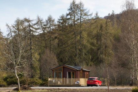 2-Bed Cottage with Hot Tub at Loch Achilty, NC500