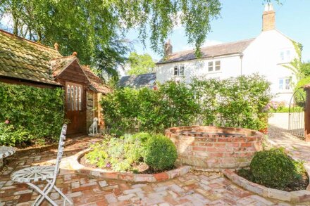 THE HEMMEL, pet friendly, character holiday cottage in Faringdon