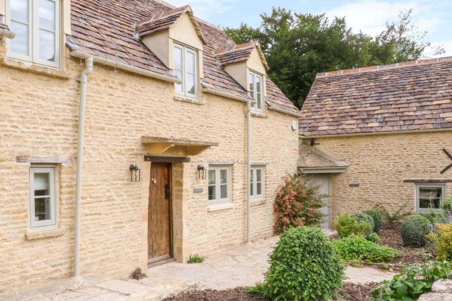 EASTER COTTAGE, Pet Friendly, Character Holiday Cottage In Burford