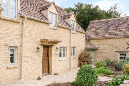 EASTER COTTAGE, pet friendly, character holiday cottage in Burford