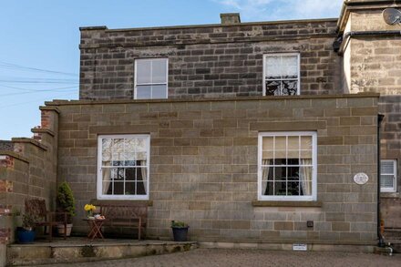 MEWS COTTAGE, family friendly, with a garden in Whitby