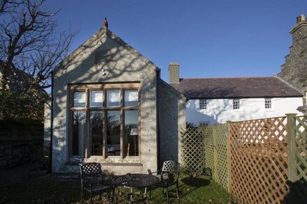 CABBAGE PATCH, pet friendly, character holiday cottage in Rhoscolyn