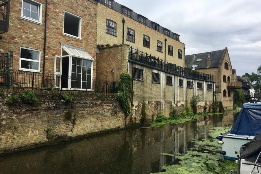 River Courtyard Apartment - St Neots