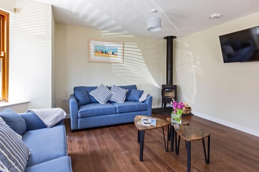 ROCKY CLOSE, pet friendly, character holiday cottage in St Ives