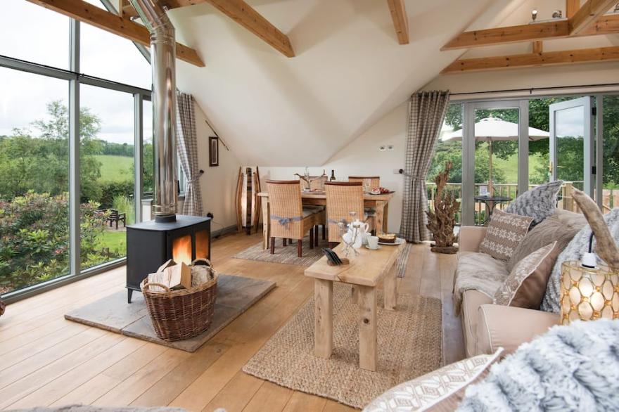 KIDCLEUGH HIDE, pet friendly, with open fire in Duns