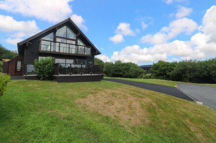 WILLOW LODGE, RETALLACK, pet friendly, with pool in St Columb Major