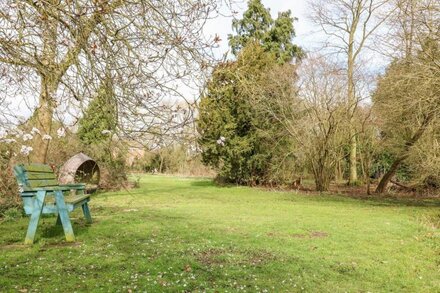 ADITUM COTTAGE, family friendly, with hot tub in Wragby