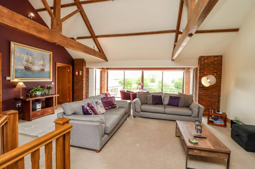 THE OLD BARN, Family Friendly, With Pool In Great Driffield