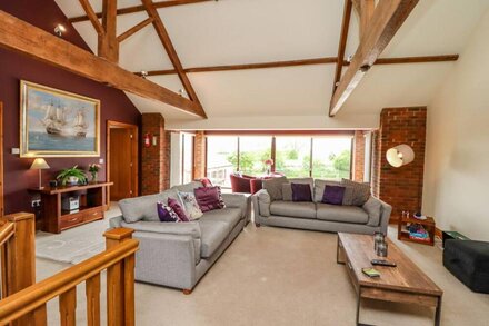 THE OLD BARN, family friendly, with pool in Great Driffield