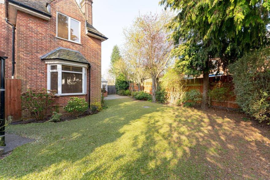 Spacious 3 Bedroom House In Edgbaston With Parking