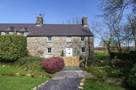 Y BWTHYN TY DU, pet friendly, character holiday cottage in Pwllheli