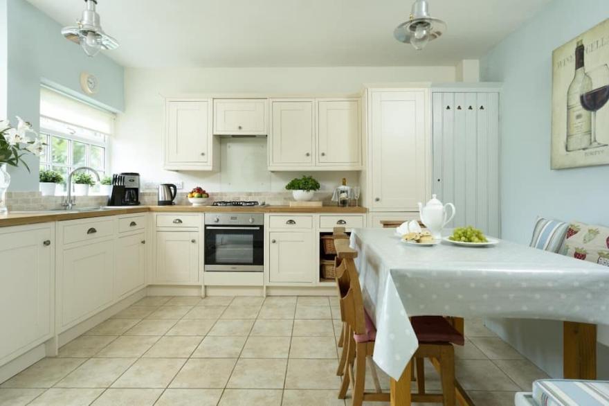 ROOFTOPS COTTAGE, Pet Friendly, With Open Fire In Whitby