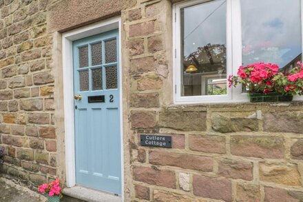 CUTLERS COTTAGE, pet friendly, country holiday cottage in Wirksworth