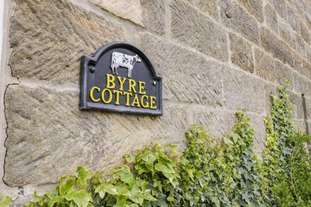 BYRE COTTAGE, pet friendly, character holiday cottage in Fylingthorpe