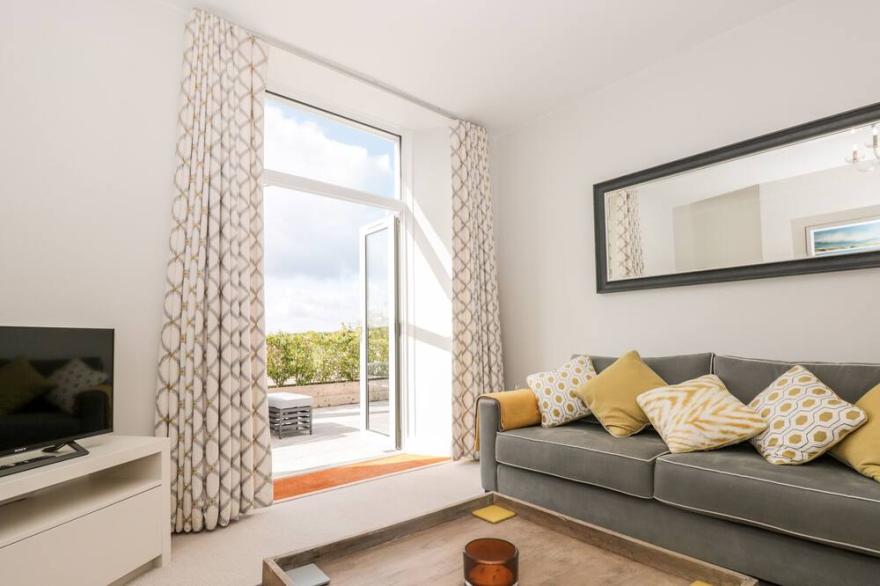 2 THE MANOR HOUSE, HILLFIELD VILLAGE, family friendly in Dartmouth