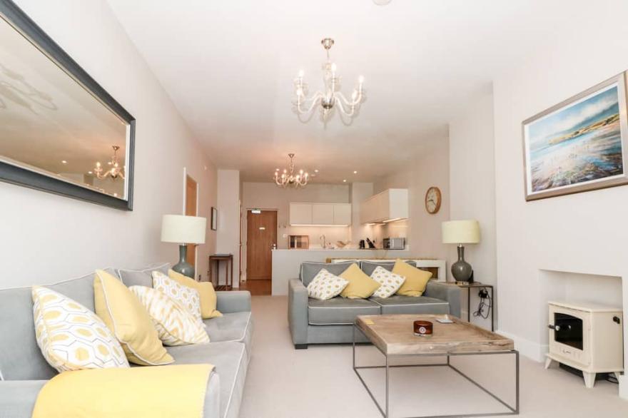 2 THE MANOR HOUSE, HILLFIELD VILLAGE, family friendly in Dartmouth