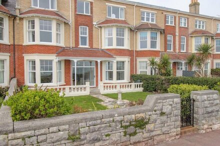 WEYMOUTH BAY APARTMENT A, pet friendly, with a garden in Weymouth