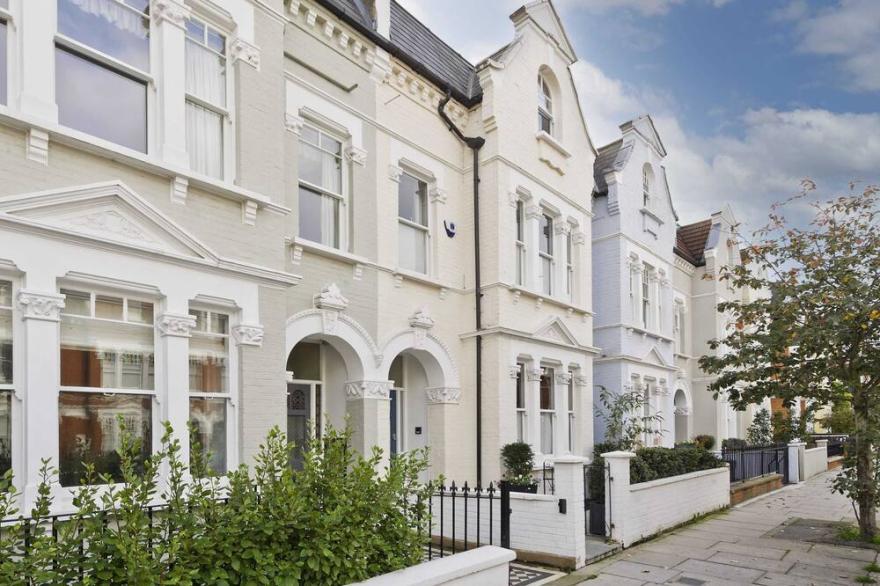 Cosy 4-bed Family home, Shepherd's Bush