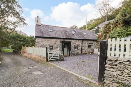 HEN BOPTY, pet friendly, character holiday cottage in Fairbourne