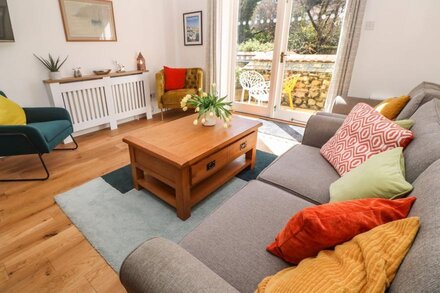 'RIVERSIDE' SUMMERCOURT, family friendly, with a garden in Penryn