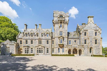 THE THEOBOLD SUITE STONE CROSS MANSION, family friendly in Ulverston