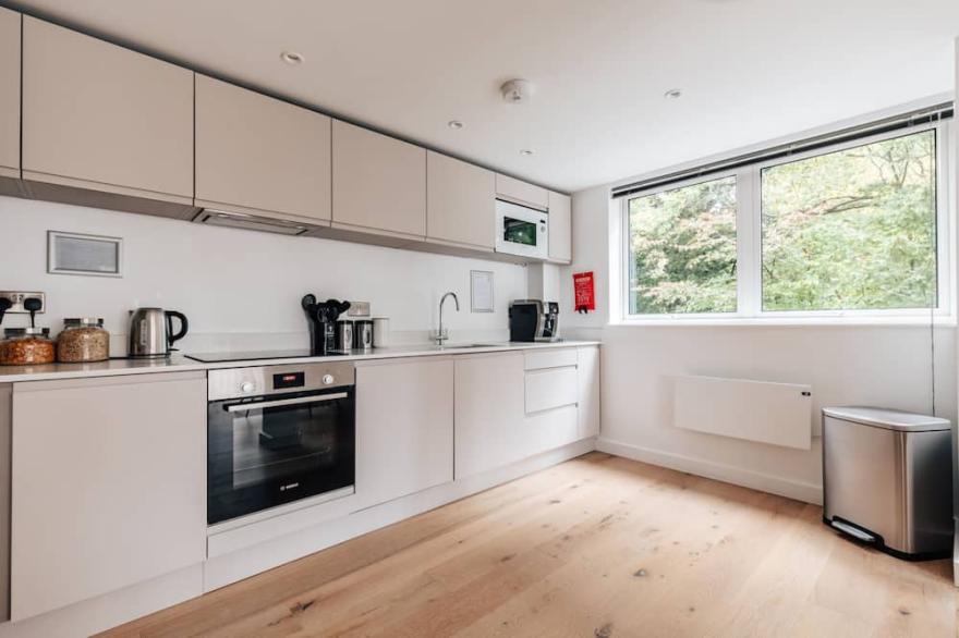 Large Modern 2 Bed Apartment In Bath With Parking