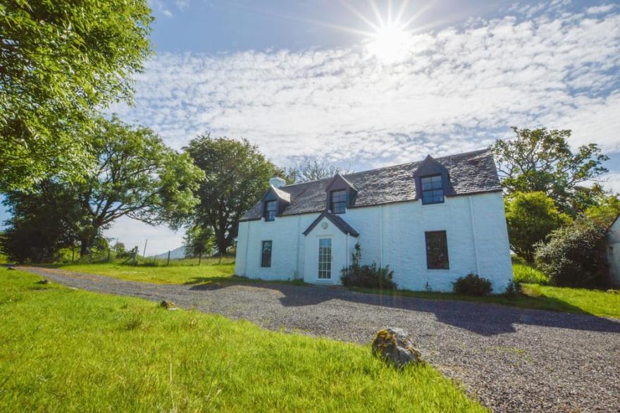 ACHANLOCHAN FARM, Pet Friendly, Character Holiday Cottage In Taynuilt