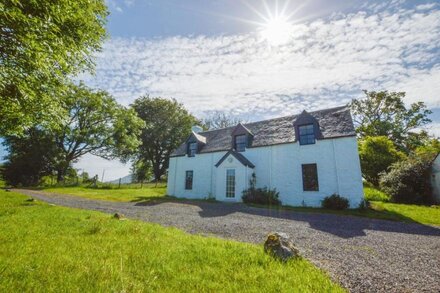 ACHANLOCHAN FARM, pet friendly, character holiday cottage in Taynuilt