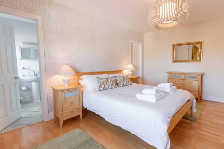 High View -  an apartment that sleeps 4 guests  in 2 bedrooms