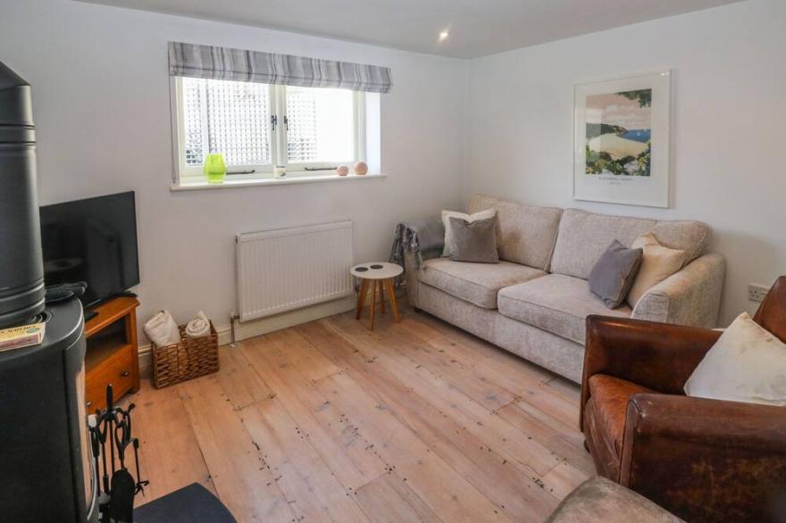 WRENS NEST, pet friendly, with a garden in Slapton