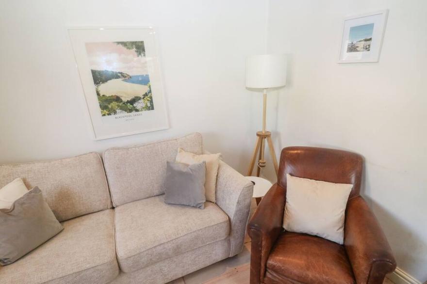 WRENS NEST, pet friendly, with a garden in Slapton