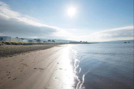 Delightful chalet, overlooking estuary!