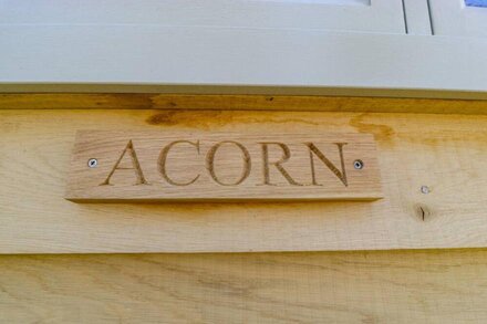 ACORN, romantic, with hot tub in Bleadon