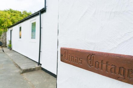 Dinas Cottage -  a coastal that sleeps 6 guests  in 3 bedrooms