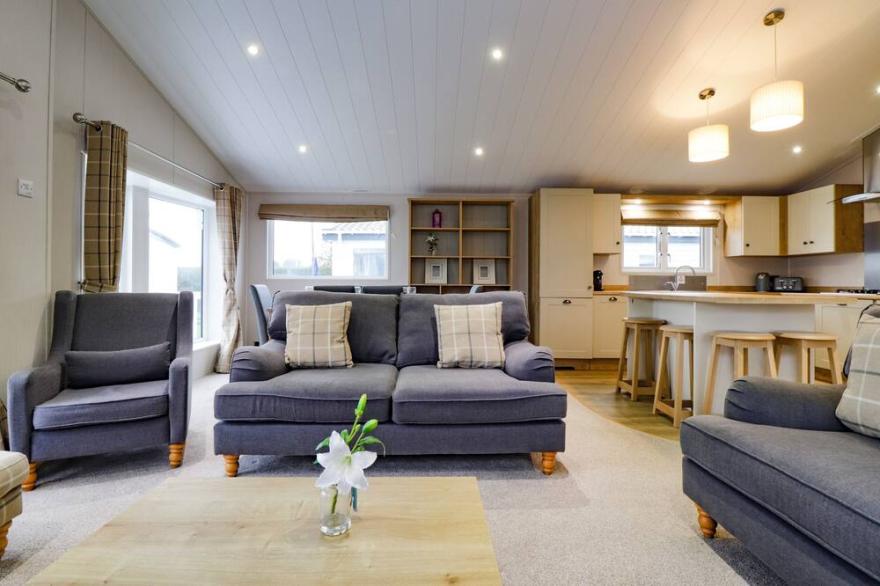 2 BEDROOM LODGE AT PEVENSEY BAY, family friendly in Pevensey Bay