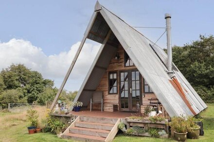 CUDDFAN ECO LODGE, romantic, character holiday cottage in Kidwelly