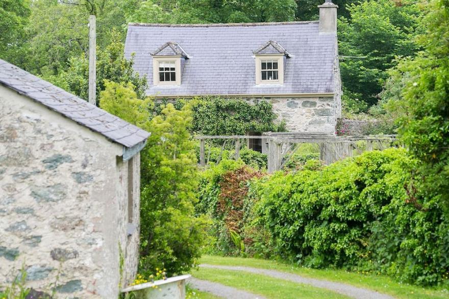 Ty Fry Cottage -  a cosy fire that sleeps 4 guests  in 2 bedrooms