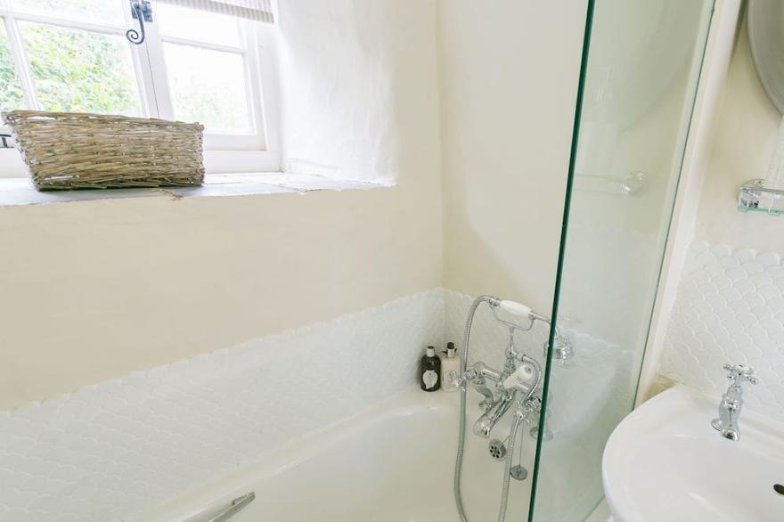 Ty Fry Cottage -  a cosy fire that sleeps 4 guests  in 2 bedrooms