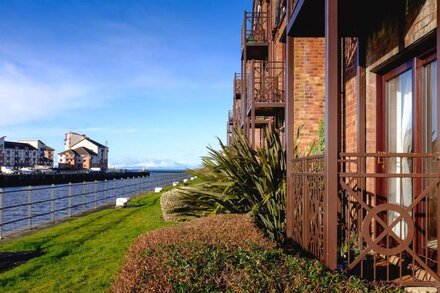 Riverside views in Ayr. (sleeps 4)