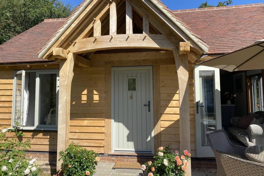 Luxury Cottage Sleeps 2 Close To South Downs National Park , Coast And Goodwood