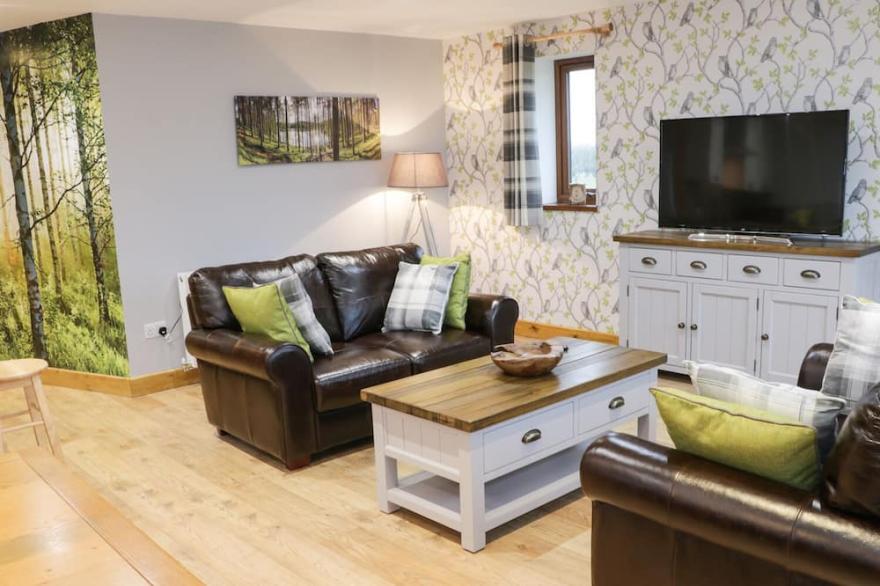 WOODMAN'S LODGE, Family Friendly, With Hot Tub In Nantwich