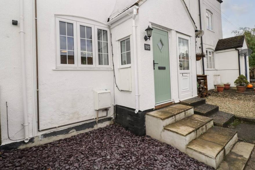 WEAVERS COTTAGE, Family Friendly, With A Garden In Cam, Dursley